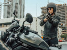 A honda rider wearing a helmet and gloves/Un coureur Honda portant un casque et des gants